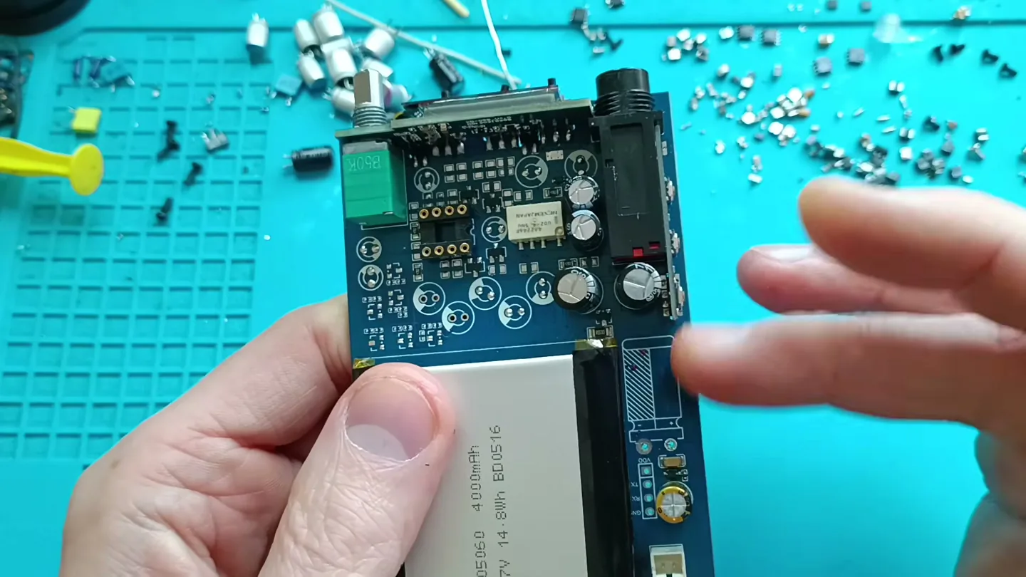 Пустая панелька под операционный усилитель предусилителя на плате xDuoo XD-05 Basic рядом с регулятором громкости